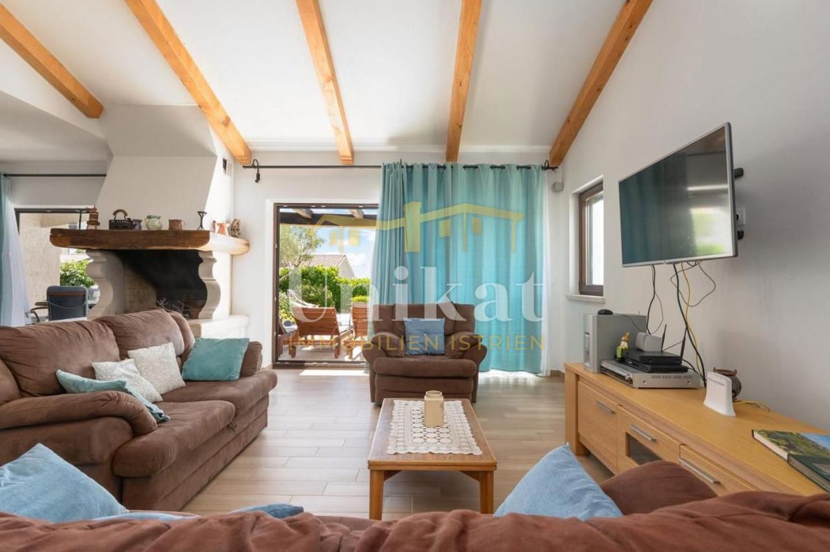 Casa con piscina e vista mare